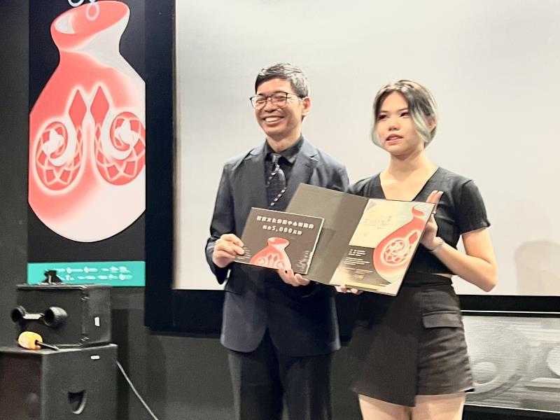 景文科技大學視傳系學生藍湘玲同學獲頒客家文化發展中心特別獎