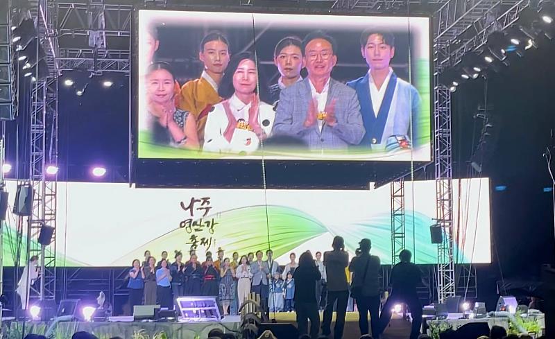 韓國「2025羅州榮山江慶典」現場,參與貴賓與模特兒等合影。