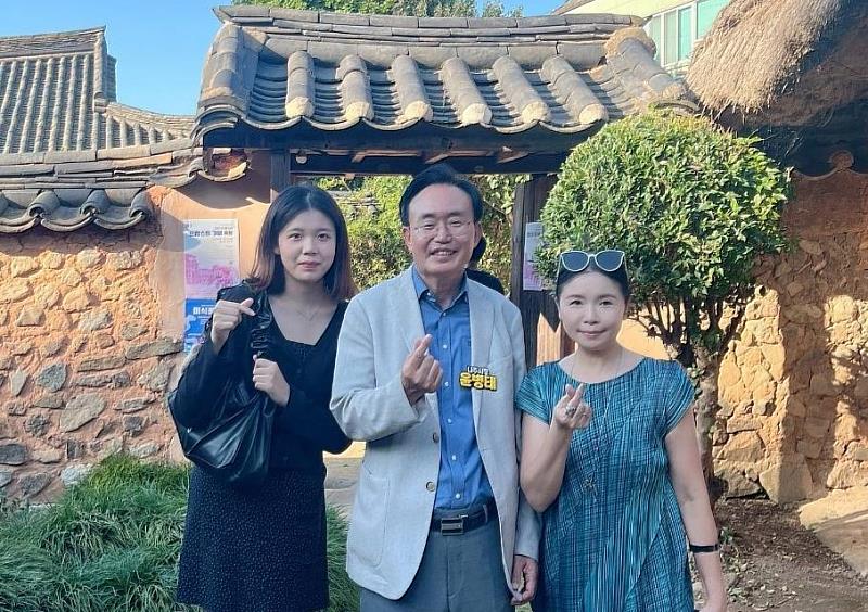 亞大創意設計學院副院長兼時尚系主任林靑玫（右）、韓國羅州市市長尹炳泰（中）、時尚系張芷瑄（左）同學合影。
