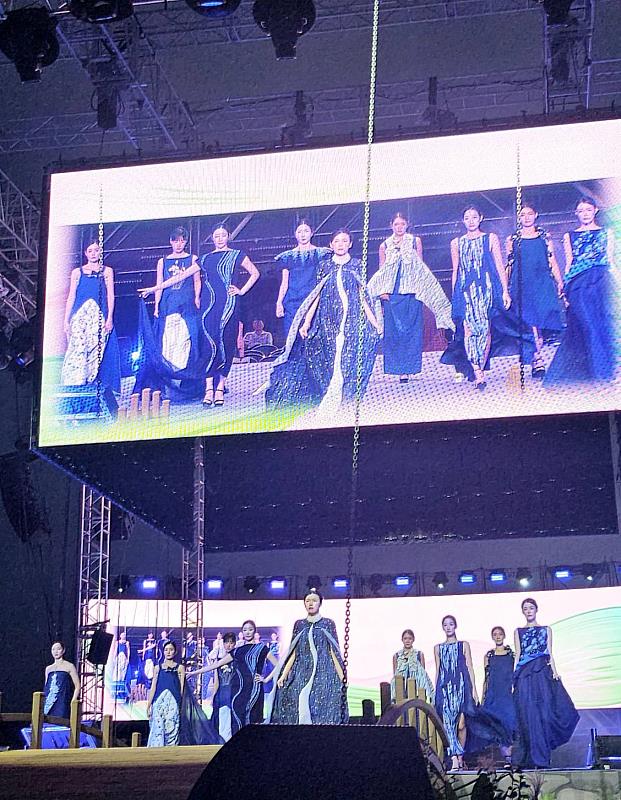 亞大時尚系張芷瑄同學(中)與韓國專業模特兒同台演出。