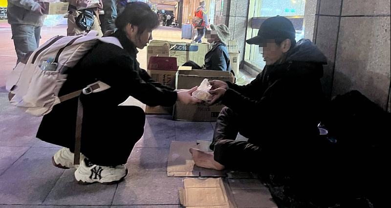 國際學生在車站對街友關懷