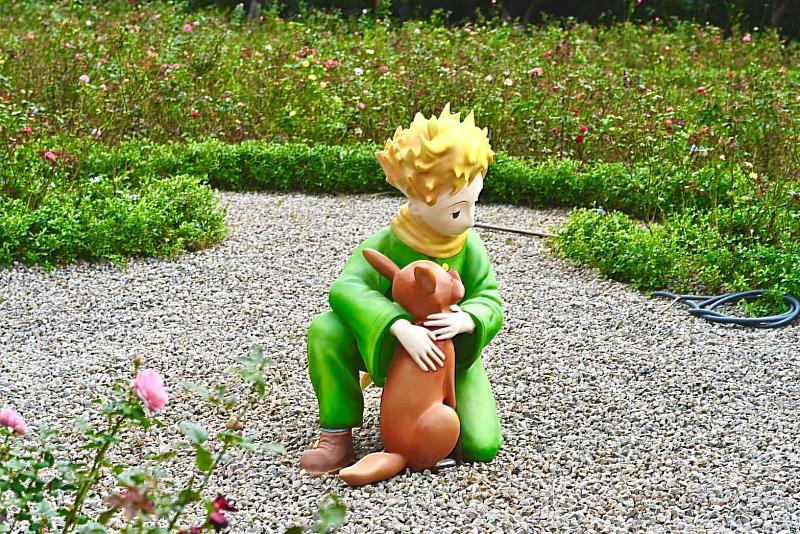 玫瑰園象徵東海以博雅為根的教育信念,讓求真、篤信、力行的校訓與美感在校園中具象綻放,為教育注入前行的力量。