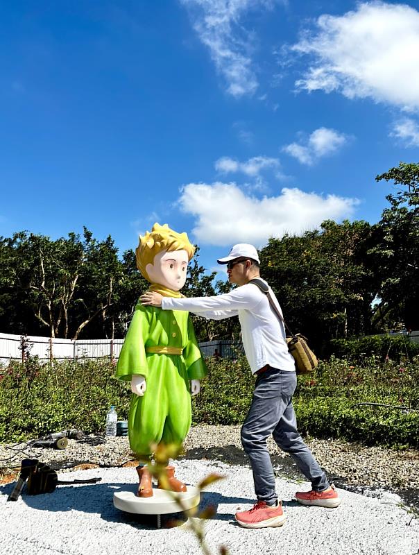 值得一提的是,雕塑的原圖、設計和建模都是黃騰輝創作,再委託專業公司鑄造,兩座小王子雕塑,分別承載愛與守護的寓意。