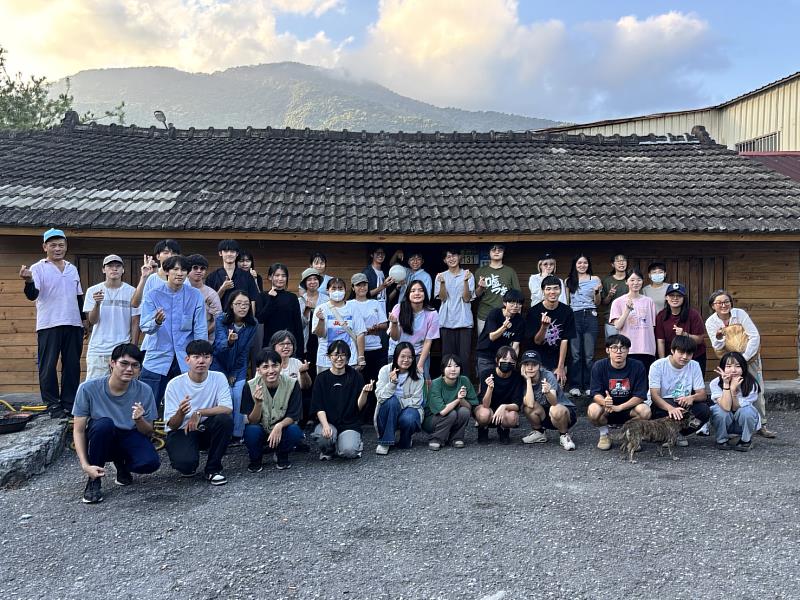 防水工程完成,在老木屋前大合照。