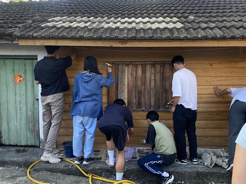 學生分區體驗雨淋板防水施工方式。