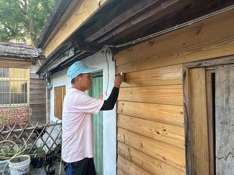 邱文正先生示範雨淋板施作防水工序。