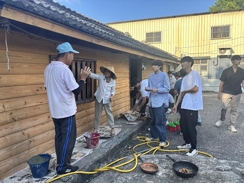學生詢問老木屋的故事,戴藍色鴨舌帽的是邱文正先生,戴斗笠的是鍾寶珠常務理事。