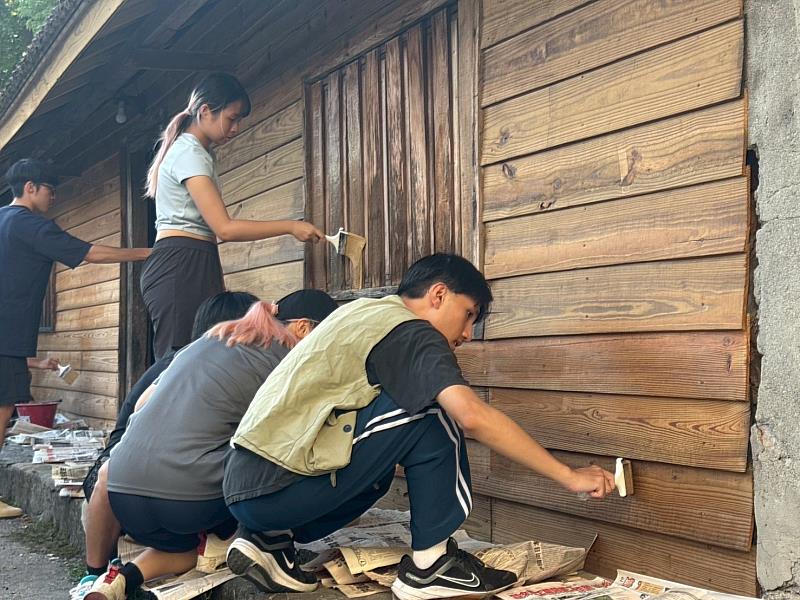 學生認真上漆,不放過任何一個角落。