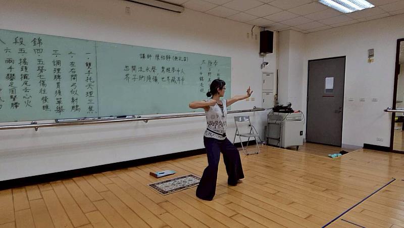 導引（八段錦）示範。