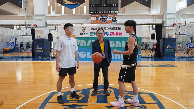 國立中興大學蔡清標副校長（中）為本次賽事進行開球