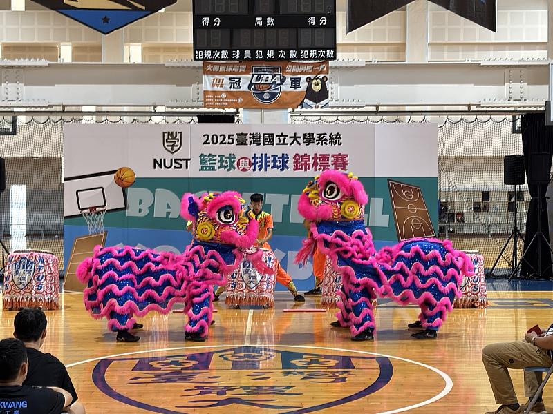 臺體龍獅隊開幕表演