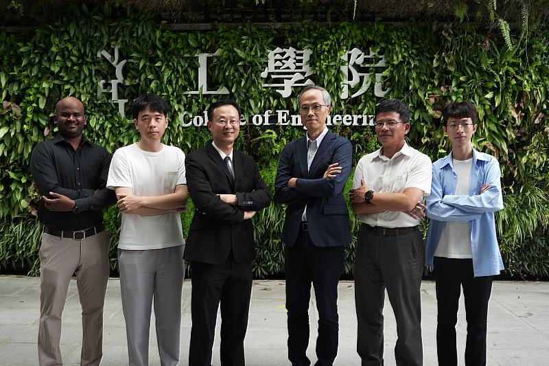 興大工學院楊明德院長(左3)、陳志銘副院長(右3)帶領團隊以人工智慧推動氫能源研究 成果登上國際頂尖期刊《Journal of Materials Chemistry A》