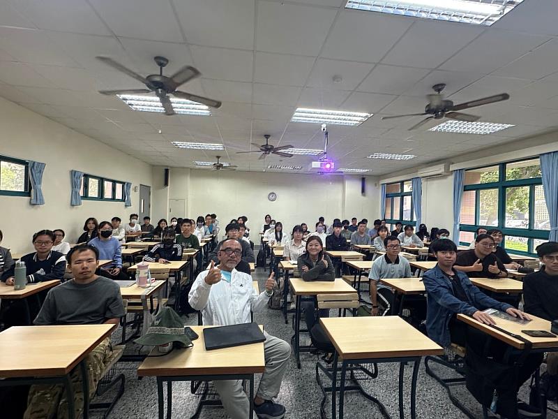 葉韋君博士與人社院師生合影。