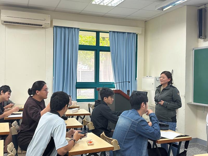 葉韋君博士與在場學生交流。