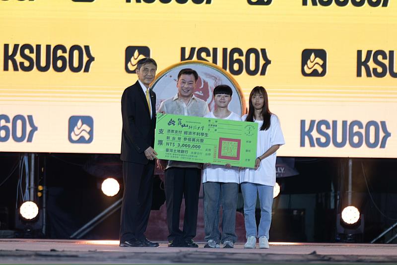 114年的募款餐會上,校友教育基金會郭海濱董事長(左1)、李天祥校長(左2)頒贈支票予學生代表。