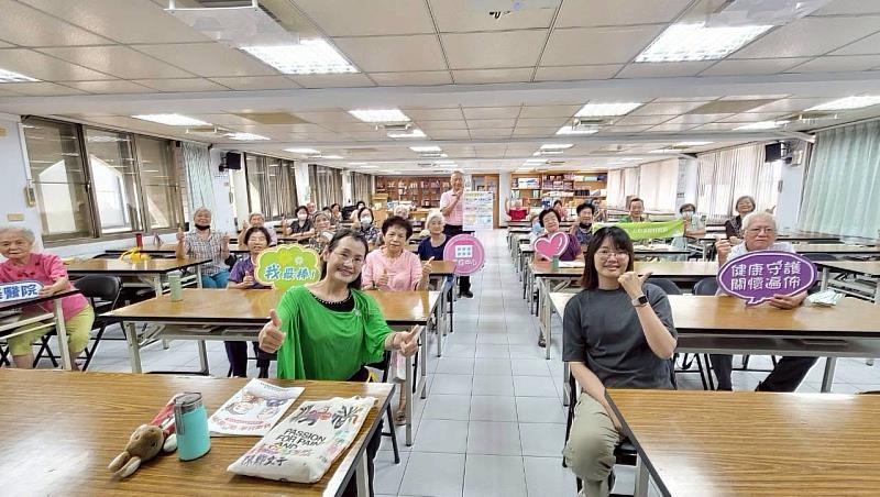 樂活學程陳巧慧結合台語歌謠開發「健口操」,活動中全體合影