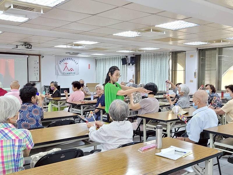陳巧慧帶領長輩在懷舊旋律中練口腔與吞嚥肌群