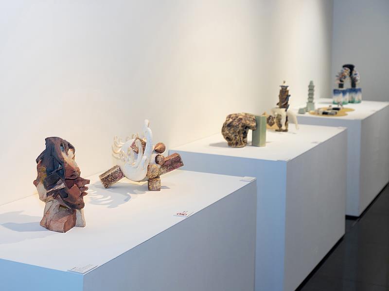 展場紀錄。參展學員以創意手法結合傳統陶技，從自然、建築、記憶等主題出發，展現陶土在造形與思維上的多元樣貌。每件作品都像是一段與土地對話的故事，凝聚時間、溫度與情感。