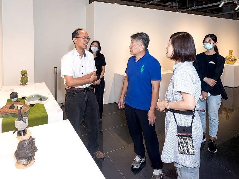 現場交流。展覽現場氣氛溫馨熱絡，師生們與來賓交流創作理念，分享學習歷程中對陶藝精神的體悟與突破，呈現「繪土尋根」傳承與創新的核心精神。