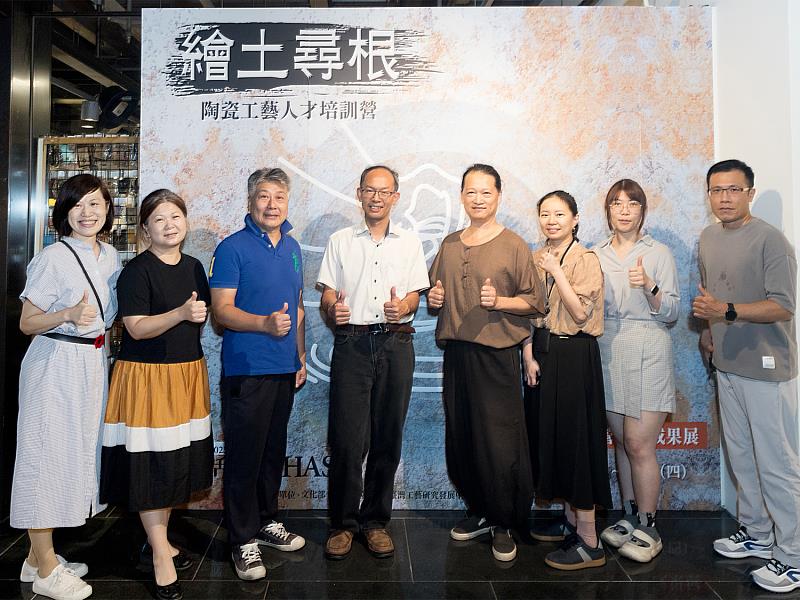 開幕合影。國立臺灣工藝研究發展中心鶯歌分館館長鄭志強、文生窯吳明儀老師與夫人、立晶窯蘇正立老師等貴賓蒞臨開幕現場，與參展師生合影，共同見證陶藝創作的成果與傳承。