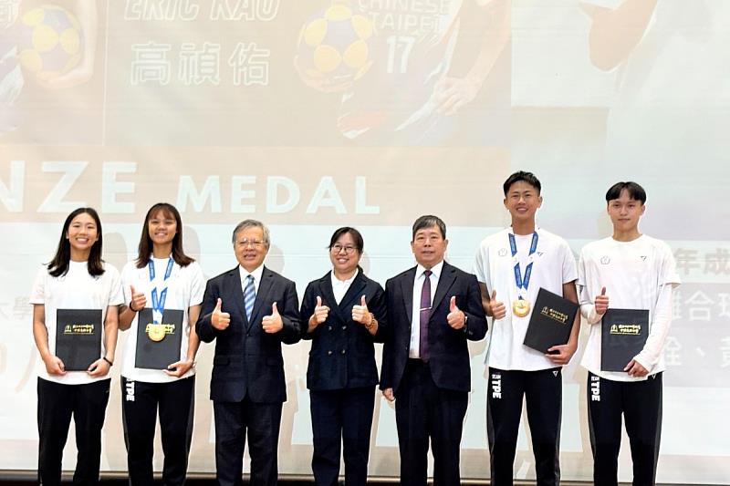 國立中央大學蕭述三校長(左3)參與中大壢中85週年校慶,與榮譽校友合影,強調兩校是「共同育才的家人」。