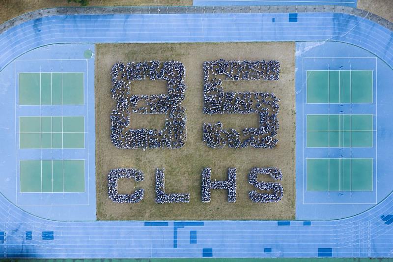 中大壢中上千位師生以「85 CLHS」字樣,壯觀地慶祝創校85週年校慶,全校共同見證歷史的感動時刻。