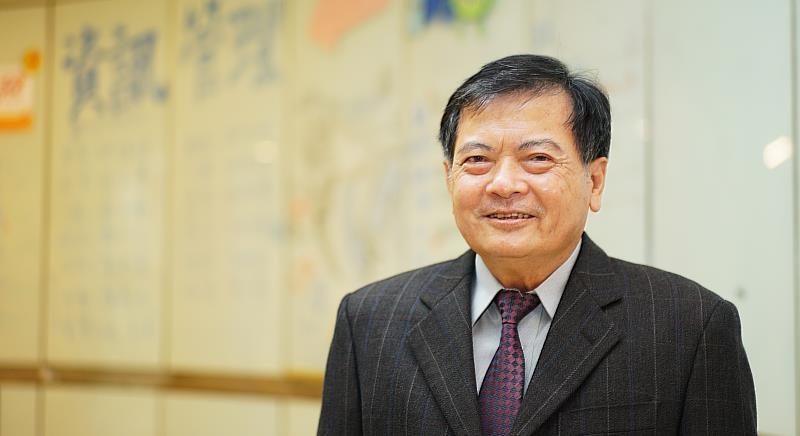 已退休的商學院資訊管理學系李惠明教授連續四年入選「全球前2％頂尖科學家」，展現研究能量與影響力歷久彌新。