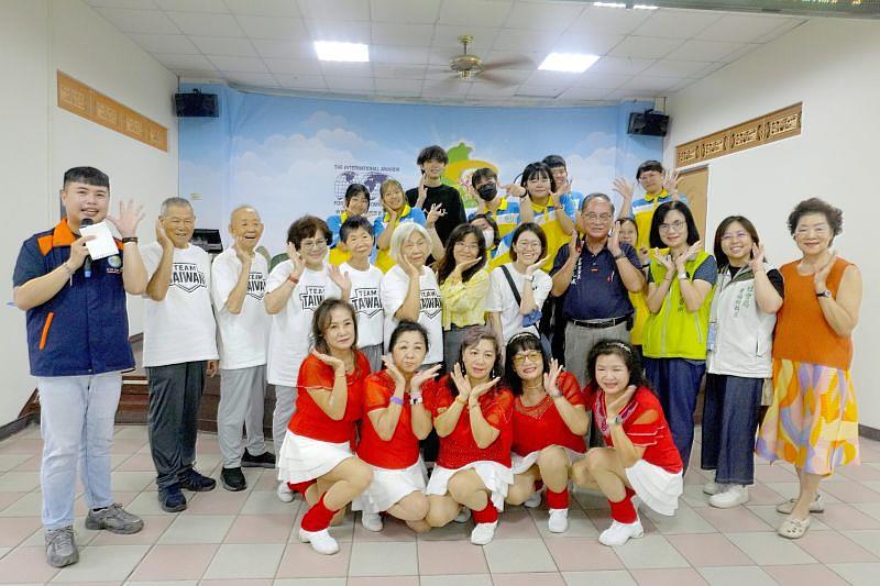 南臺科大青銀共創USR計畫學生團隊於啟動儀式後，與長官及社區長輩共同合影。此合影見證了「青銀共創」的精神，學生們將科技專業應用於服務高齡長者。