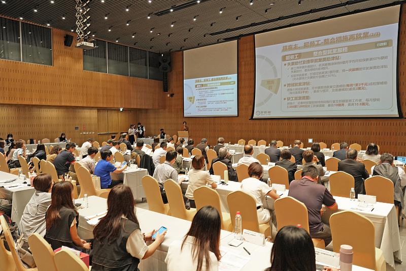 勞動部因應國際情勢推動「支持勞工安定就業措施」，為勞工提供穩定的就業與勞動條件。