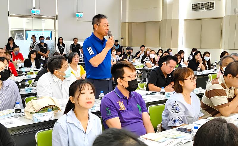勞動部23日在新北產業園區舉辦「支持勞工安定就業措施企業交流座談會」，會中企業踴躍提問。