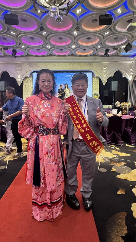 王陸海院士接受台中市家長會長聯盟會理事長余海倫道賀。