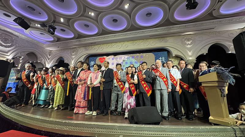 「大臺中好人好事代表暨年度全國社會教育奉獻楷模」合影。