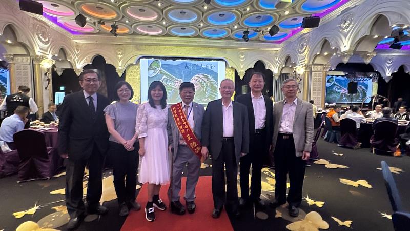 林昭庚院士偕中國醫藥大學張恒鴻所長團隊到場致賀。