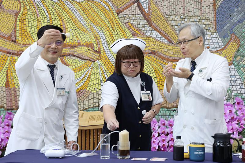 心蓮病房護理長江青純（中）示範魔法泡泡，林欣榮院長（左）、王英偉主任（右）品嚐泡麵味的泡泡。
