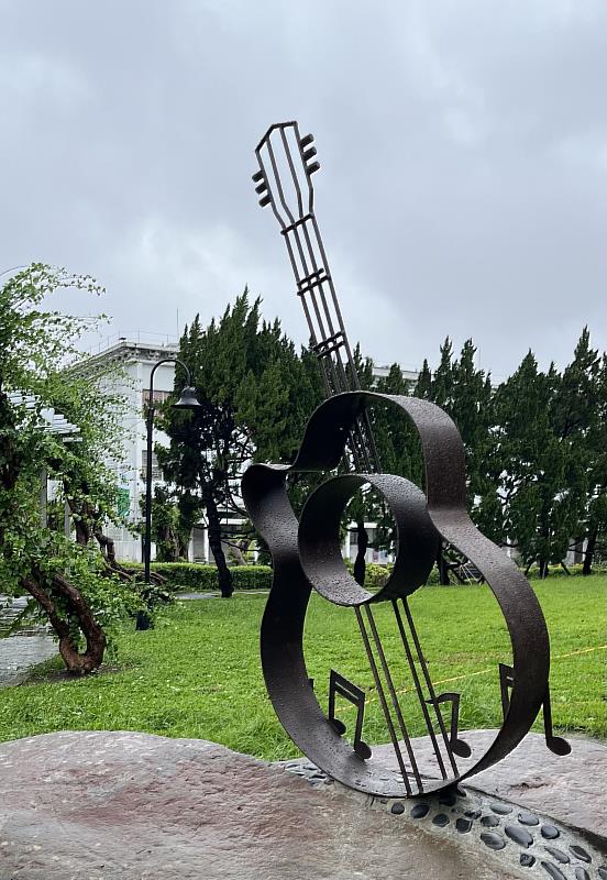 豎立在淡江大學牧羊草坪上的民歌意象雕塑，鼓勵淡江人「唱自己的歌」。（圖／淡江大學提供）
