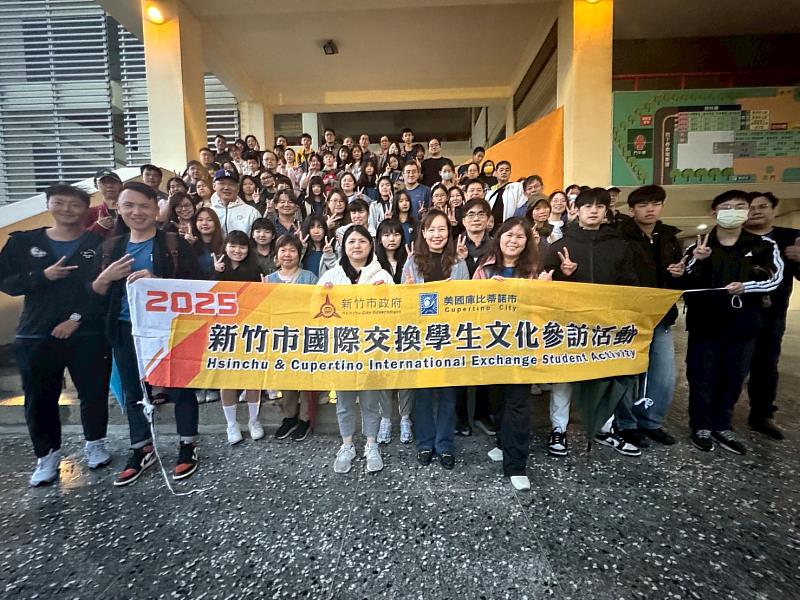 學管科林科長代表教育處送機