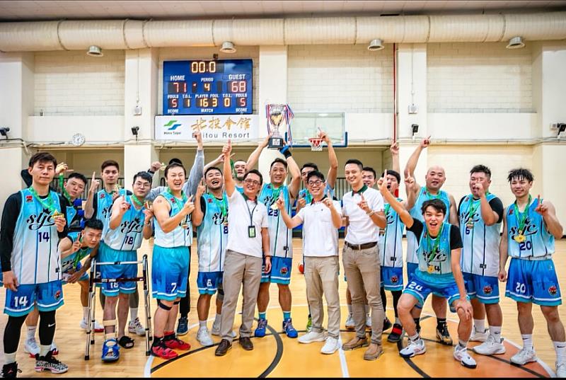 「信義房屋籃球聯賽」2015年開始舉辦,截至目前每年都維持11至13支社團隊伍參與賽事,圖為去年冠軍隊伍。除籃球外,包括羽球、壘球等,也都有聯賽。