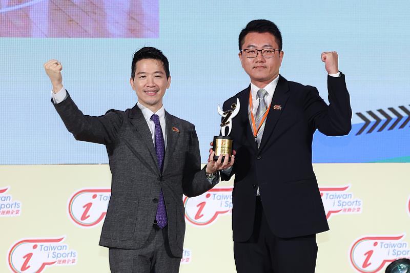 運動部27日表揚獲頒「運動企業」認證的逾百家企業,由總統府副秘書長何志偉(左)頒獎,信義房屋由人資長黃吉良出席領獎。