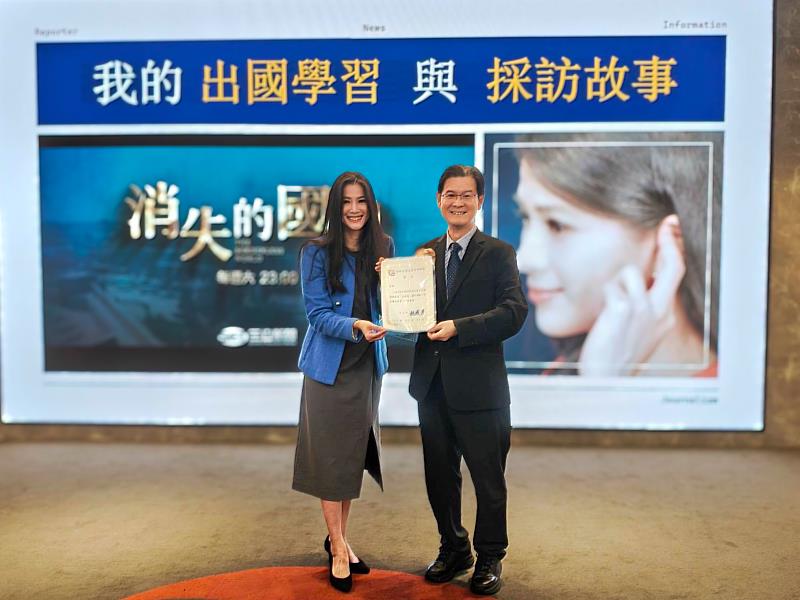 世新大學管理學院院長江岷欽(右)代表致贈感謝狀予主播李文儀(左)。(世新大學提供)