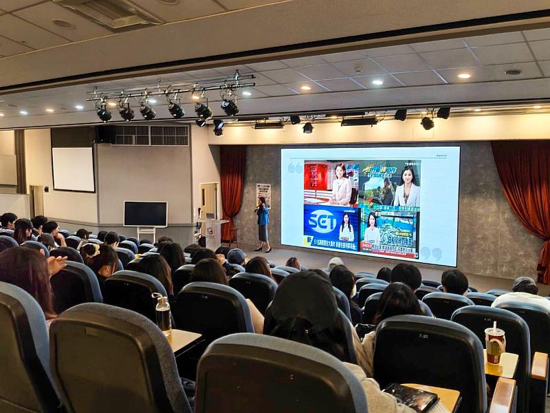李文儀在世新企管系講座上分享海外學習歷程與國際採訪經驗。（世新大學提供）