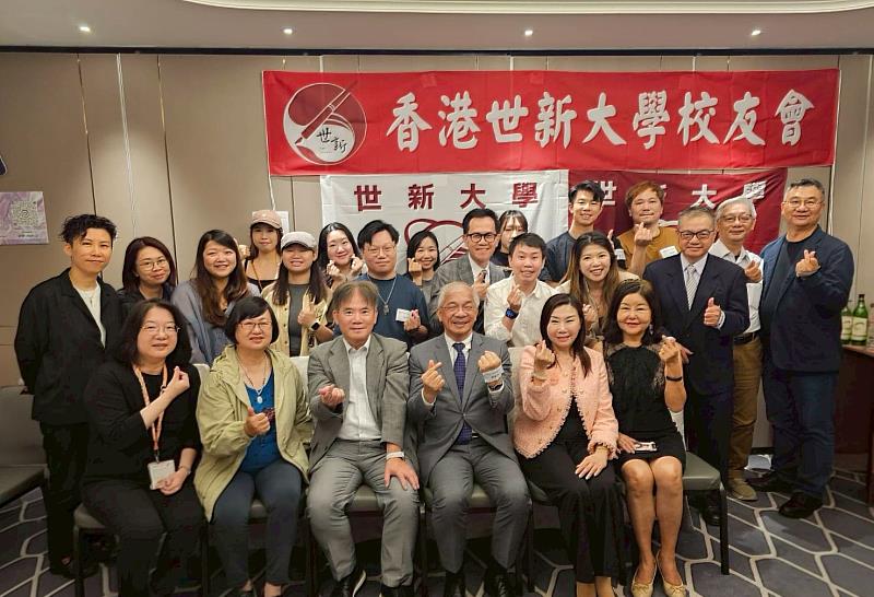 世新大學校長陳清河與校友會總會理事長陳錦祥熱烈邀請香港校友明年返台參與70週年校慶盛典。(世新大學提供)