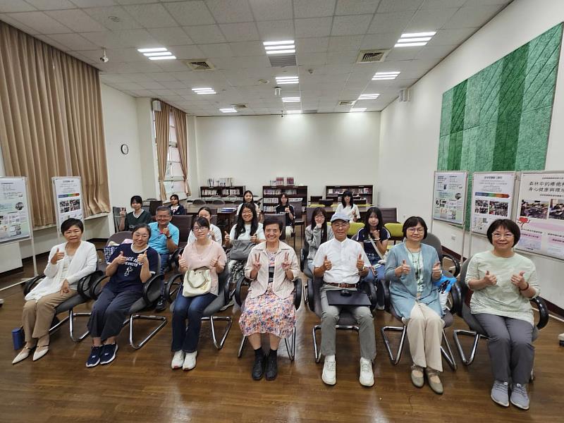亞大深度閱讀教師成果分享會，亞大圖書館館長廖淑娟（前排中）、台灣閱讀文化基金會執行長何鴻鈞（前排右3）等合影。
