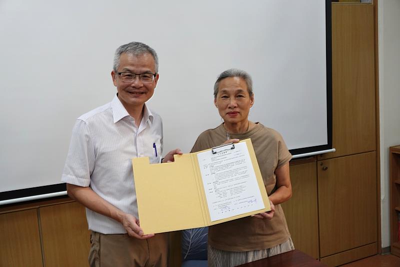 公慈中心執行長王篤強與幼安教養院院長林勤妹共同簽署合作意願書。
