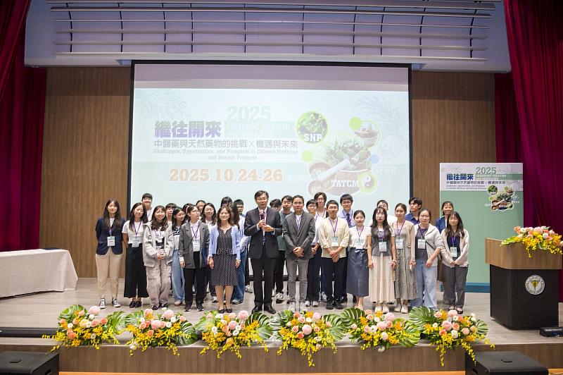 顏宏融院長與工作人員感謝國內外與會者蒞臨中國大學學術交流。