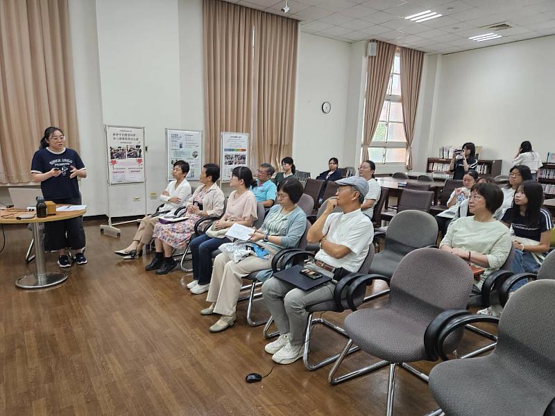 亞大幼教系何祖華老師（左），分享深度閱讀課程。