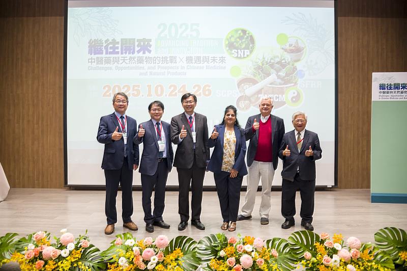 大會主席顏宏融院長、宋秉鈞理事長、黃聰龍理事長、張永勳理事長、Michael Heinrich 理事長、Namrita Lall理事長合影。