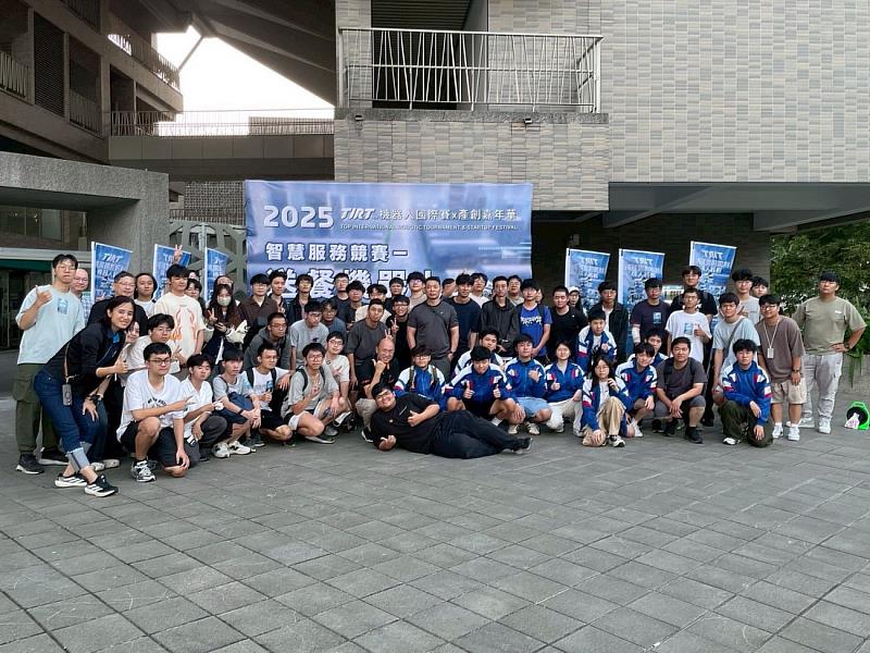 「智慧服務競賽-送餐機器人」大合照