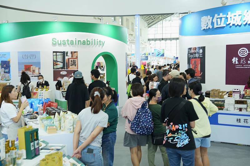 好逛好買，嚴選36家優質城鄉特色業者產品，14家業者現場互動展售體驗。