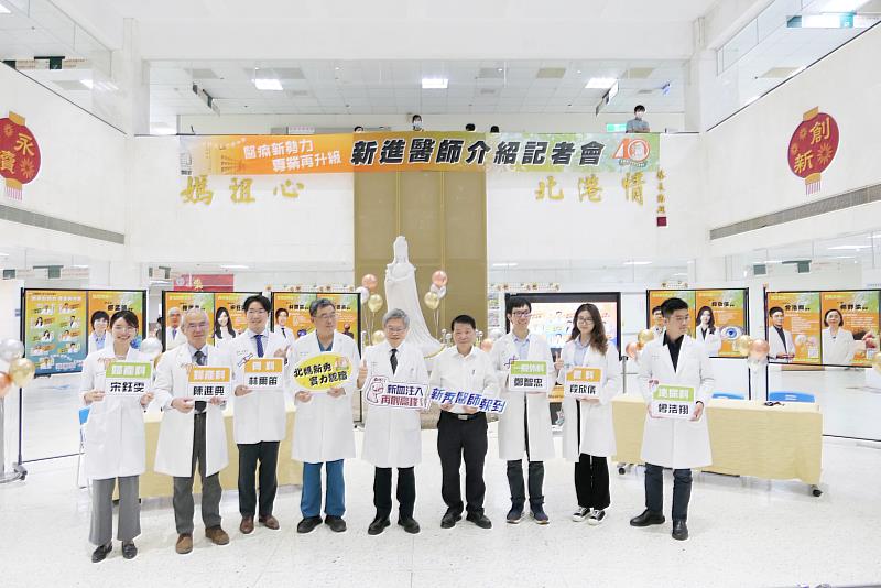 吳錫金院長介紹延攬新秀醫師。