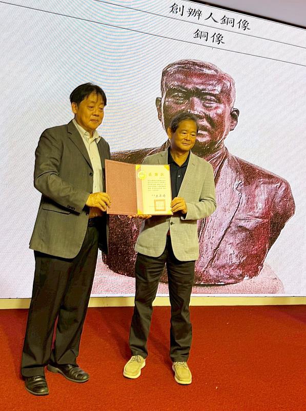 海洋系校友蒲浩志(右)特別捐贈其父、知名雕塑家蒲添生創作的文化大學創辦人張其昀博士半身雕像,象徵華岡精神與文化傳承的永續延續。王子奇校長(左)感謝贈感謝狀。